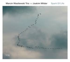 Marcin Wasilewski Trio W/Joakim Mil - Spark Of Life ryhmässä ME SUOSITTELEMME / Klassiska lablar / ECM Records @ Bengans Skivbutik AB (1131056)