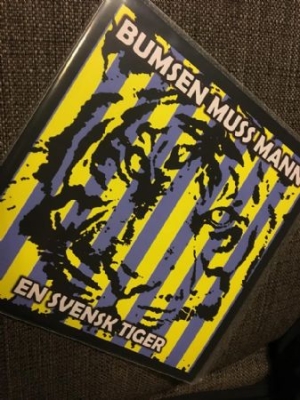 Bumsen Muss Mann - En Svensk Tiger   7'' ryhmässä VINYYLI @ Bengans Skivbutik AB (3795841)