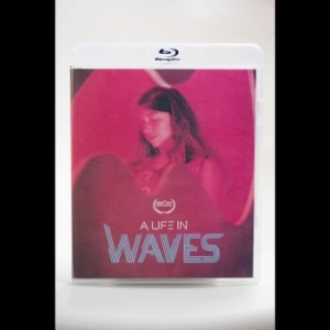 Ciani Suzanne - A Life In Waves (Blu-Ray/Dvd) ryhmässä Musiikki / DVD Audio / Pop @ Bengans Skivbutik AB (4241266)