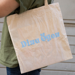 Dina Ögon - Totebag - Natural with blue Logo ryhmässä Minishops / Dina Ögon Shop @ Bengans Skivbutik AB (4410137)