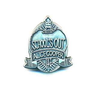 Alice Cooper - Schools Out Pin Badge ryhmässä MERCHANDISE @ Bengans Skivbutik AB (5537265)