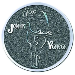 John Lennon - John & Yoko Embrace Hichrome Pin Badge ryhmässä MERCHANDISE @ Bengans Skivbutik AB (5537328)