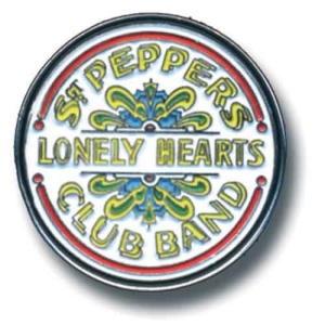 The Beatles - Sgt Pepper Drum Pin Badge ryhmässä MERCHANDISE @ Bengans Skivbutik AB (5537428)