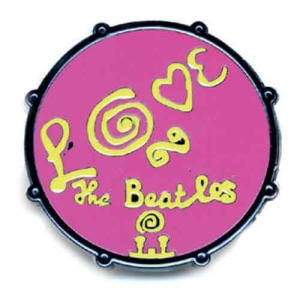 The Beatles - Drum Love Logo Pink Pin Badge ryhmässä MERCHANDISE @ Bengans Skivbutik AB (5537431)