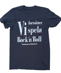 Nationalteatern - Vi Fortsätter Spela ryhmässä MERCHANDISE / T-paita / Pop-Rock @ Bengans Skivbutik AB (5568727r)