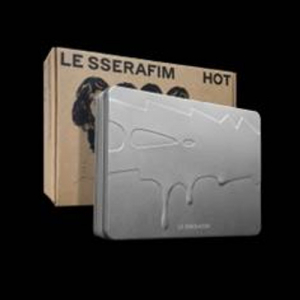 Le Sserafim - Hot (Tin Case Ver.) ryhmässä Minishops / K-Pop Minishops / LE SSERAFIM @ Bengans Skivbutik AB (5587829)